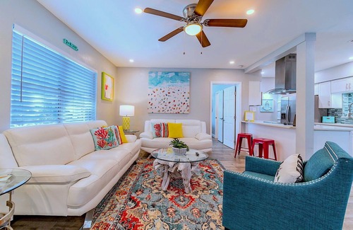 South Pinellas Community Council House | Stunning Pool home with TWO Pool Cabanas + Guest Bungalow-Sleeps 14!