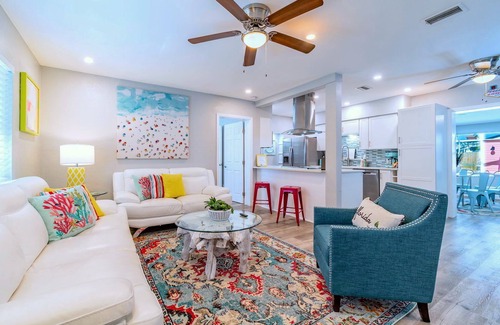 South Pinellas Community Council House | Stunning Pool home with TWO Pool Cabanas + Guest Bungalow-Sleeps 14!