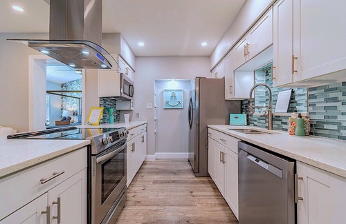 South Pinellas Community Council House | Stunning Pool home with TWO Pool Cabanas + Guest Bungalow-Sleeps 14!