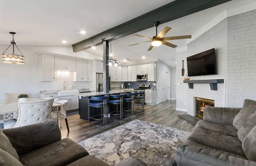 Fontana-on-Geneva Lake Condo | Stunning Pool View Condo at Abbey Villa |Gas Fireplace |Deck |Walk to Beach & Restaurants