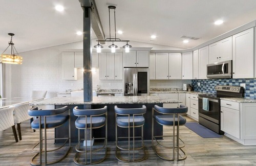 Fontana-on-Geneva Lake Condo | Stunning Pool View Condo at Abbey Villa |Gas Fireplace |Deck |Walk to Beach & Restaurants