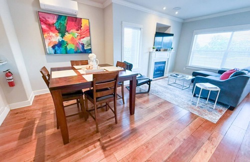 Lair Hill Condo | Stunning Portland Condo: Parking, River & Dining
