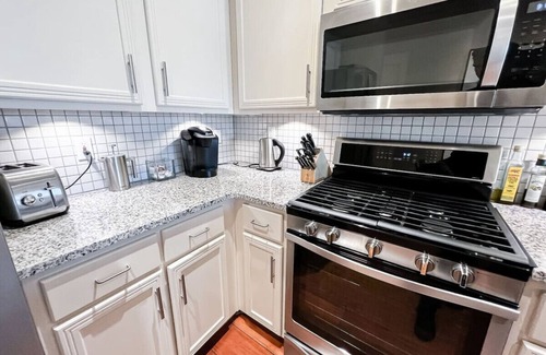 Lair Hill Condo | Stunning Portland Condo: Parking, River & Dining