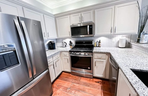 Lair Hill Condo | Stunning Portland Condo: Parking, River & Dining