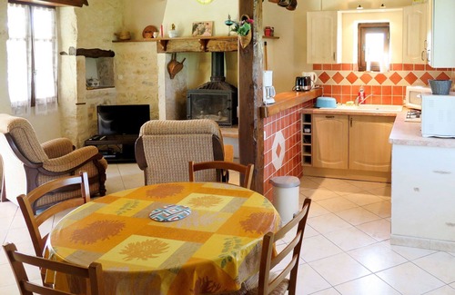 Lalbenque Villa | Stunning private villa for 4 people with TV, terrace, pets allowed and parking