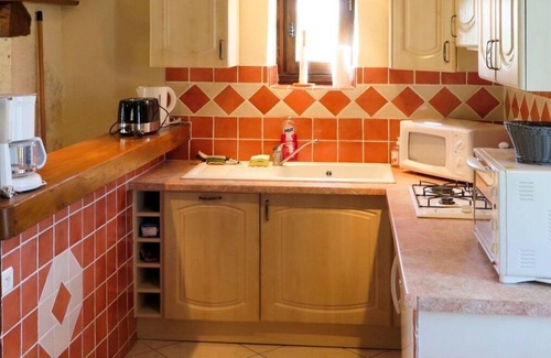 Lalbenque Villa | Stunning private villa for 4 people with TV, terrace, pets allowed and parking