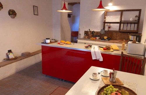 Pergine Valdarno House | Stunning private villa with hot tub, WIFI, A/C, TV, pets allowed and parking, close to Arezzo