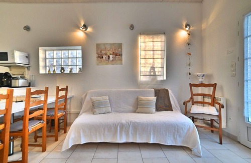 La Remigeasse House | Stunning private villa for 4 guests with WIFI, TV, terrace, pets allowed and parking