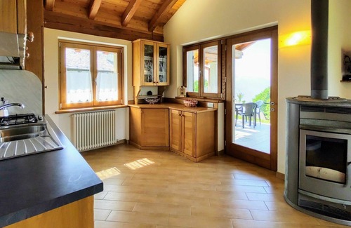 Peglio House | Stunning private villa for 6 people with WIFI, TV, patio and pets allowed