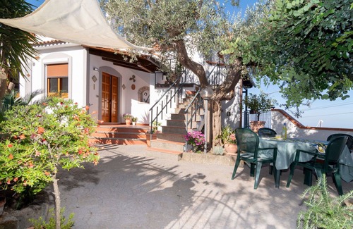 Termini House | Stunning private villa for 6 guests with A/C, WIFI, TV, patio and parking