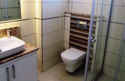 Side Apartment | Stunning private 2 bed home in great location and gated community
