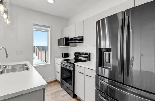 Grande Prairie House | Stunning Private Suite | Full Kitchen | Free WIFI