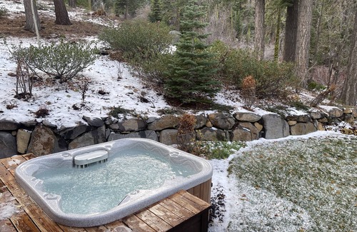 Homewood House | Stunning Private Compound with Hot Tub, Lake Access, Flat Lawn, Ski in/out