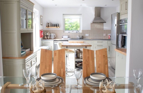 Dunvegan House | Stunning private villa for 6 guests with WIFI, TV, patio and parking