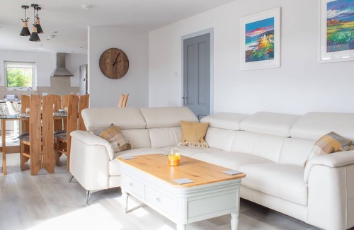Dunvegan House | Stunning private villa for 6 guests with WIFI, TV, patio and parking