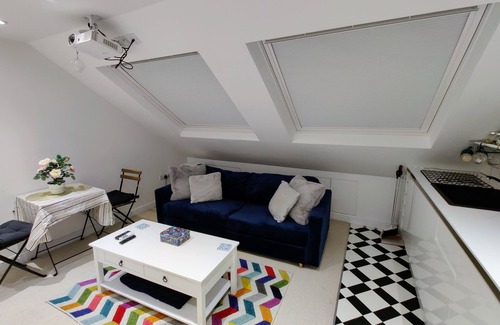Boleyn House | Stunning private guest suite, City views & Jacuzzi bath