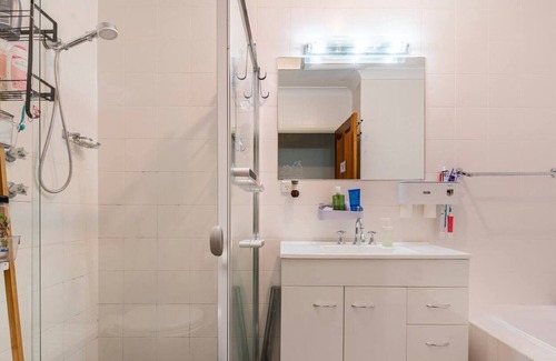 Norwood House | Stunning private room near to CBD with balcony