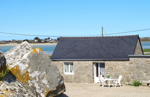 Plounevez-Lochrist House | Stunning private villa for 2 people with pets allowed and parking
