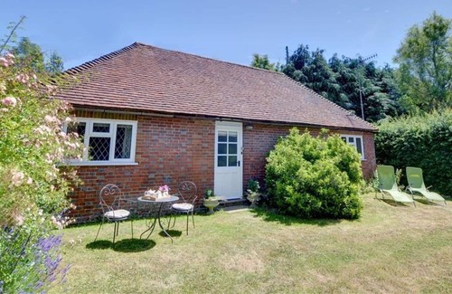 Cranbrook House | Stunning private villa for 2 people with WIFI, TV, patio, panoramic view and parking