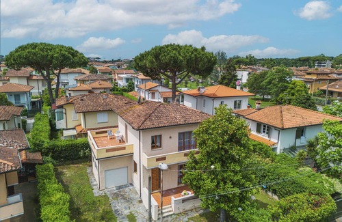 Marina di Pietrasanta House | Stunning private villa for 4 people with TV and patio