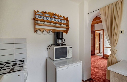 Dobren House | Stunning private villa for 6 people with TV, patio, pets allowed and parking