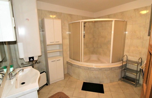 Zabovresky House | Stunning private villa for 7 people with private pool, TV, terrace, pets allowed and parking