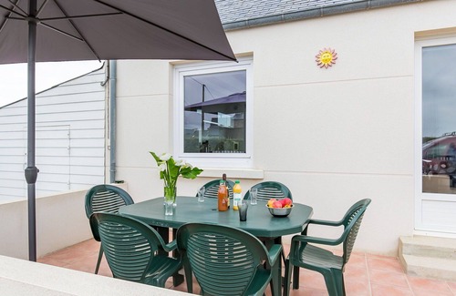 Cleder House | Stunning private villa for 6 guests with WIFI, TV and terrace