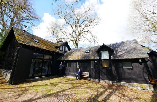 East Lewiston House | Stunning private villa for 4 guests with WIFI, TV, terrace, pets allowed and parking