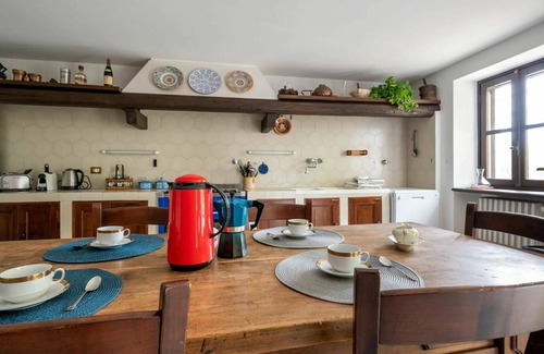 Ferrere House | Stunning private villa for 12 people with WIFI, private pool, TV, terrace, pets allowed and park.