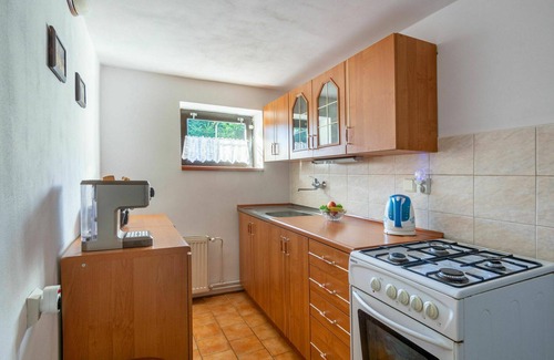 Prysk Villa | Stunning private villa for 5 people with WIFI, TV, patio, pets allowed and parking