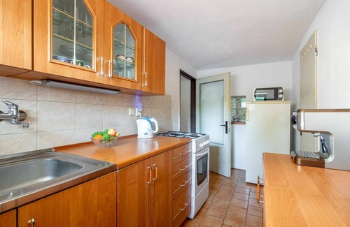 Prysk Villa | Stunning private villa for 5 people with WIFI, TV, patio, pets allowed and parking