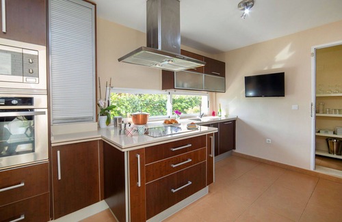 La Colina House | Stunning private villa with WIFI, A/C, private pool, TV, patio, pets allowed and parking