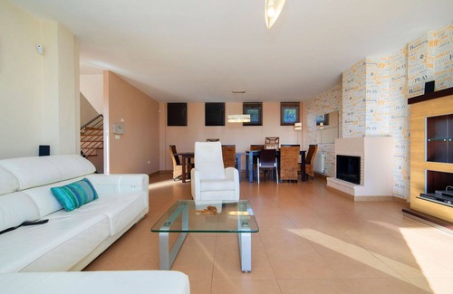 La Colina House | Stunning private villa with WIFI, A/C, private pool, TV, patio, pets allowed and parking