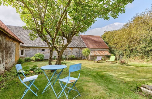 Surville House | Stunning private villa for 4 guests with WIFI, TV, pets allowed and parking