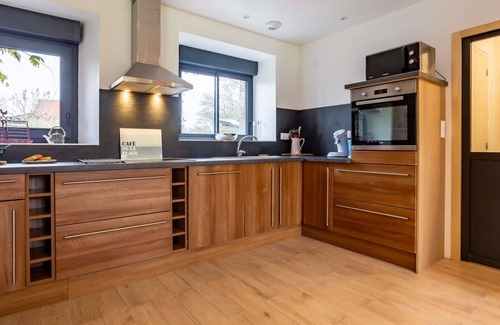 Surville House | Stunning private villa for 4 people with WIFI, TV, terrace, pets allowed and parking