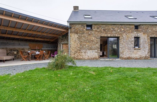 Surville House | Stunning private villa for 4 people with WIFI, TV, terrace, pets allowed and parking