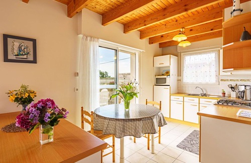 Primelin House | Stunning private villa for 6 people with TV, terrace, pets allowed and parking