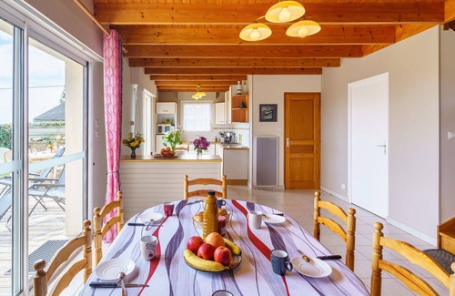 Primelin House | Stunning private villa for 6 people with TV, terrace, pets allowed and parking