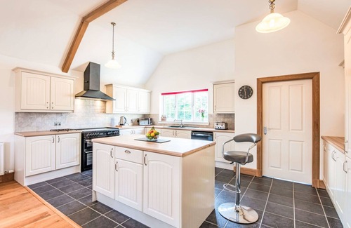 Loch Ness House | Stunning private villa for 6 guests with WIFI, TV, patio, panoramic view and parking
