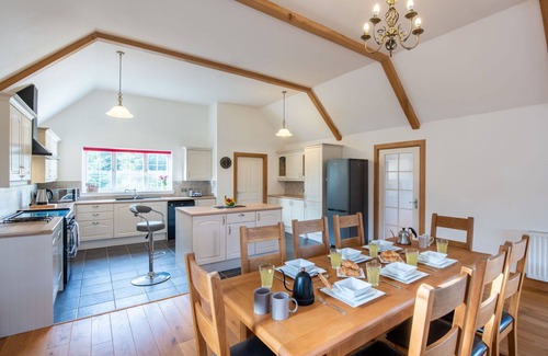 Loch Ness House | Stunning private villa for 6 guests with WIFI, TV, patio, panoramic view and parking