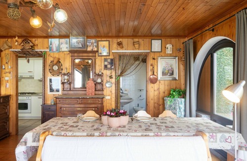Calozzo House | Stunning private villa for 2 guests with TV, patio and pets allowed