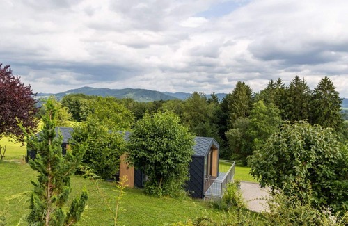 Aschach an der Steyr House | Stunning private villa for 7 guests with WIFI, TV, balcony, pets allowed, panoramic view and par.
