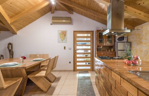 Rebici House | Stunning private villa for 6 guests with WIFI, A/C, TV, terrace, pets allowed and parking