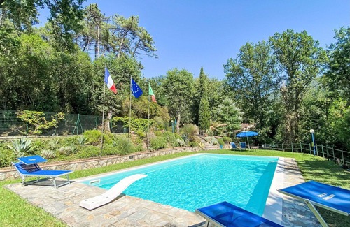 Vicopelago House | Stunning private villa for 4 people with private pool, WIFI, TV, terrace and pets allowed