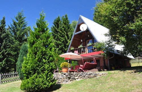 Suhl House | Stunning private villa for 4 guests with WIFI, TV, terrace and pets allowed