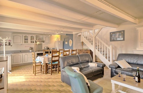Belz House | Stunning private villa for 7 people with WIFI, TV, terrace and parking