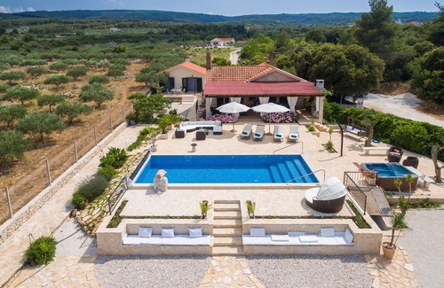 Milna (Brac) House | Stunning private villa for 10 guests with private pool, A/C, WIFI, hot tub, TV, terrace and park.
