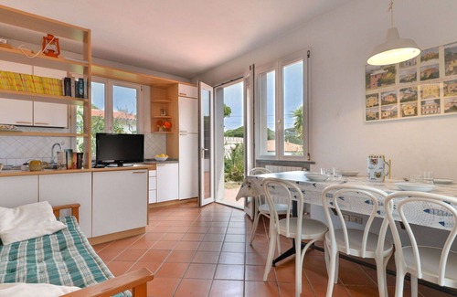 Cavo House | Stunning private villa for 4 guests with TV, terrace, pets allowed and parking