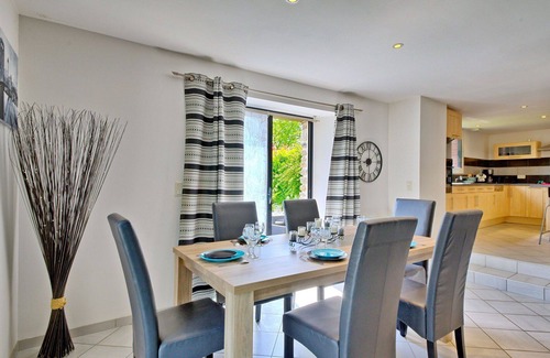 Besne House | Stunning private villa for 5 guests with WIFI, TV, patio, pets allowed and parking