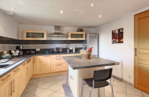 Besne House | Stunning private villa for 5 guests with WIFI, TV, patio, pets allowed and parking